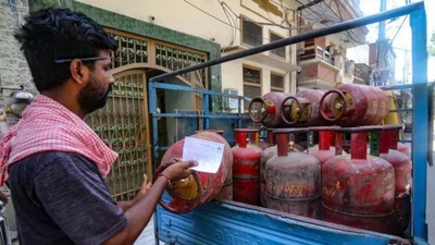 300 টাকা সস্তায় মিলবে LPG গ্যাস সিলিন্ডার, কোন গ্রাহকরা পাবেন দারুণ সুযোগ?