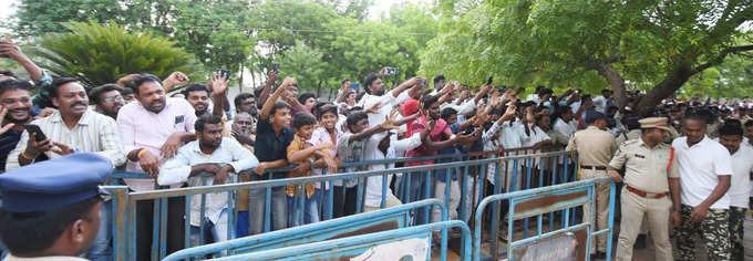 పులివెందులలో జగన్ ప్రజా దర్బార్.. భారీగా తరలివచ్చిన జనం