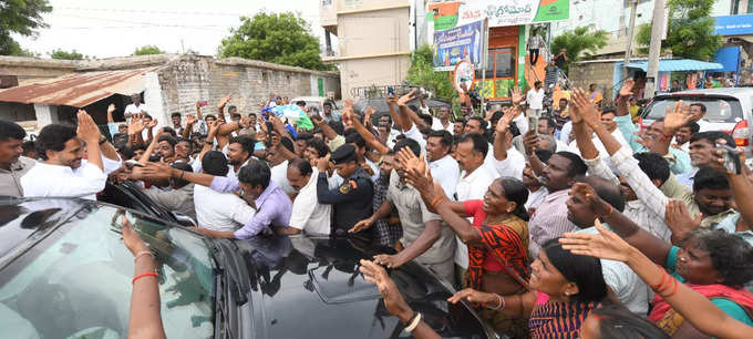 పులివెందులలో జగన్ ప్రజా దర్బార్.. భారీగా తరలివచ్చిన జనం