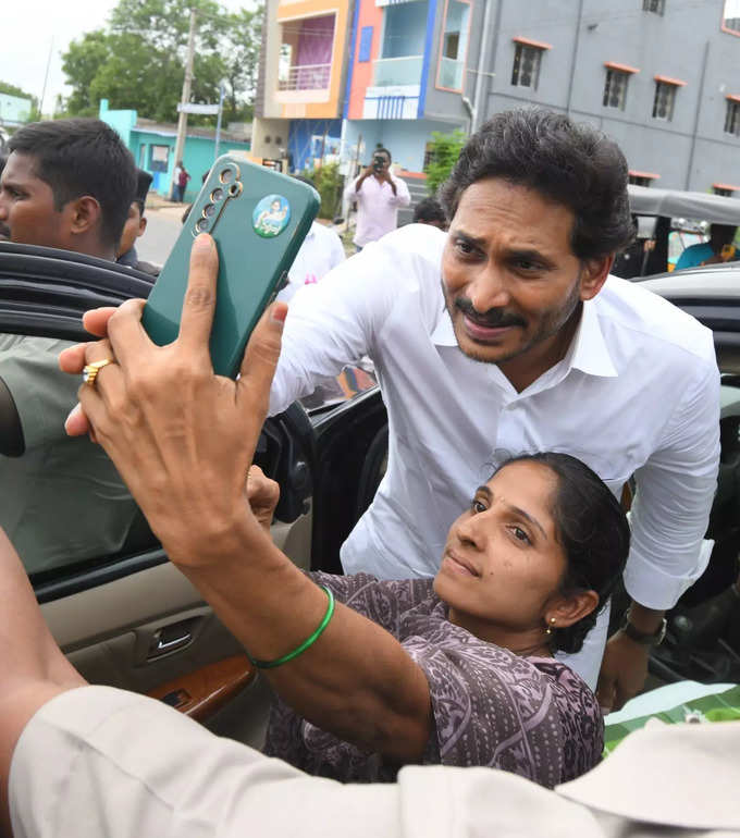 పులివెందులలో జగన్ ప్రజా దర్బార్.. భారీగా తరలివచ్చిన జనం