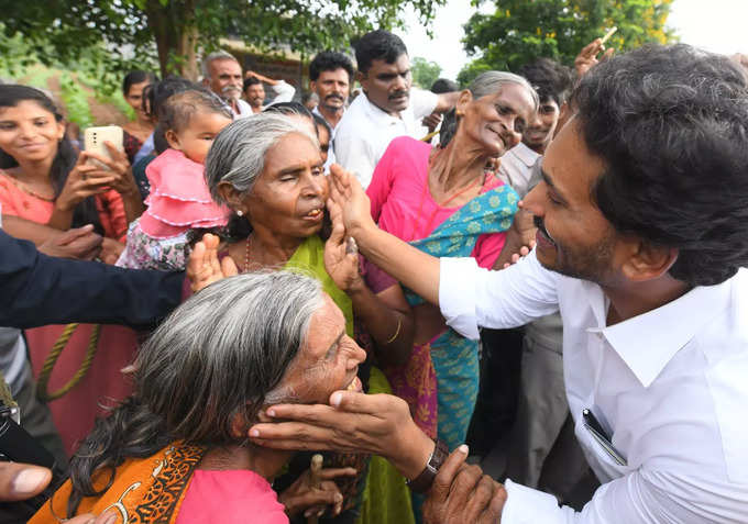 పులివెందులలో జగన్ ప్రజా దర్బార్.. భారీగా తరలివచ్చిన జనం