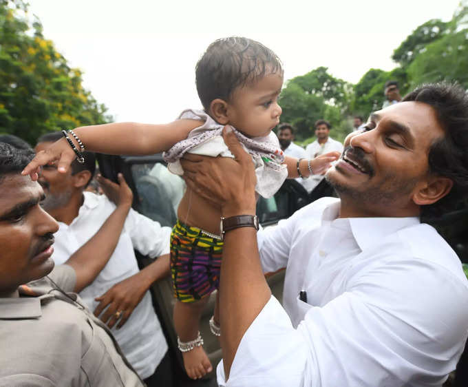 పులివెందులలో జగన్ ప్రజా దర్బార్.. భారీగా తరలివచ్చిన జనం