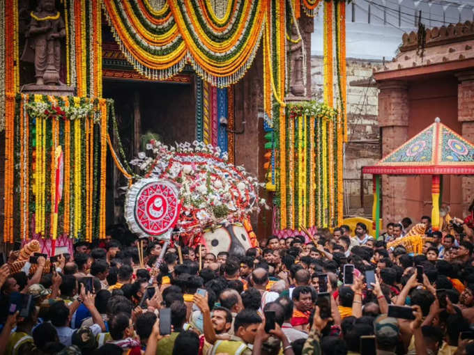 ​मंदिर से बाहर आए भगवान