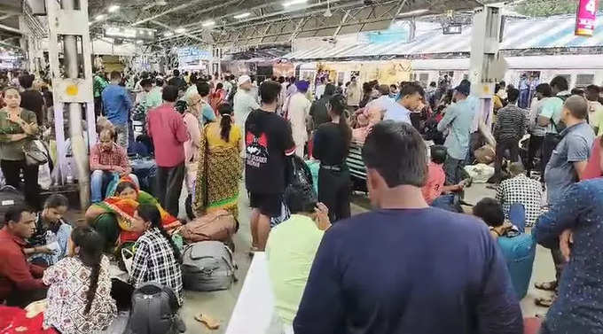 Mumbai local: पावसामुळे लोकल रद्द, कल्याण स्थानकात प्रवाशांची गर्दी