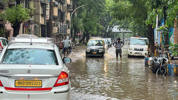 Dadar Rain: दादरमध्येही मुसळधार पाऊस, रस्त्यांवर पाणी