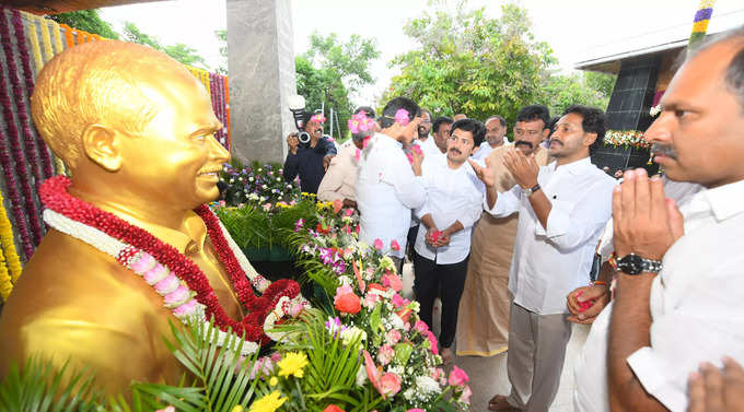 వైఎస్సార్‌కు ఘన నివాళి.. విజయమ్మ కన్నీళ్లు, ఓదార్చిన జగన్