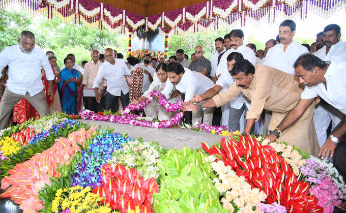 వైఎస్సార్‌కు ఘన నివాళి.. విజయమ్మ కన్నీళ్లు, ఓదార్చిన జగన్