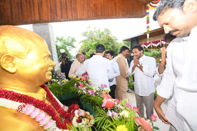 వైఎస్సార్‌కు ఘన నివాళి.. విజయమ్మ కన్నీళ్లు, ఓదార్చిన జగన్