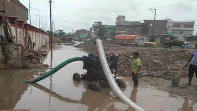 बिहार में बारिश से हाल बेहाल! कहीं सड़कें टूटी, तो कहीं पुल पर बना डायवर्सन हुआ ध्वस्त