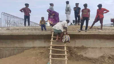 बिहार: डायवर्सन को बहा ले गया पानी, अब सीढ़ी के सहारे चल रही जिंदगी