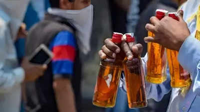 सड़क पर खड़े होकर शराब पीने वालों के लिए बुरी खबर, अब योगी सरकार ने दिखाई इन पर सख्‍ती