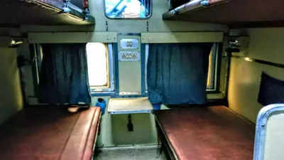 ट्रेन के एसी डब्बे में निकला सांप, साढ़े 5 घंटे तक सहमे बैठे रहे गोरखपुर-बांद्रा एक्सप्रेस के पैसेंजर्स