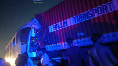 Hathras Accident: चंडीगढ़ से बांगरमऊ जा रही बस हाथरस में दुर्घटनाग्रस्त, खड़ी ट्रक से टकराई, 2 की मौत, 47 घायल