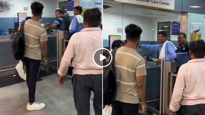 मेट्रो स्टेशन पर टोकन लेते वक्त भिड़े दो लोग, तीसरा बीच में आया तो बिना बात के पिट गया, वीडियो वायरल