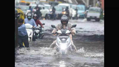नोएडा में बारिश से उमस में आई कमी, मौसम हुआ खुशगवार, एक दिन में 52 पॉइंट बढ़कर 117 हुआ AQI