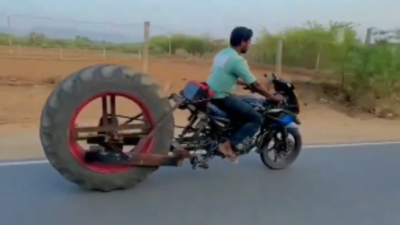 देसी जुगाड़: शख्स ने बाइक में लगा दिया ट्रैक्टर का टायर, रोड पर दौड़ाई तो कारनामा देखकर लोग दंग रह गए!