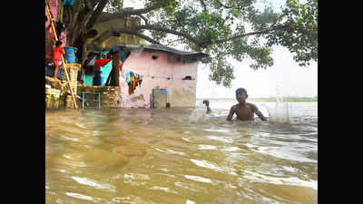 यूपी में विकराल हुआ बाढ़ का कहर, 16 जिलों के ढाई लाख लोग प्रभावित, 54 लोगों की मौत