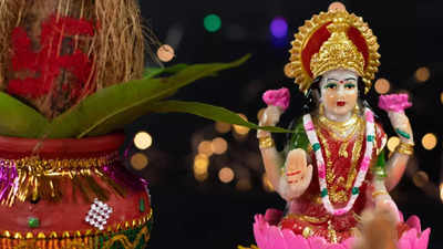 Maa Lakshmi Puja: এই সব ফুল দিয়ে ভুলেও লক্ষ্মী পুজো করবেন না, রুষ্ট হয়ে আপনার সংসার ছেড়ে বিদায় নেবেন দেবী