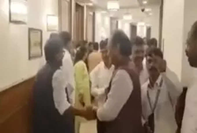 Sanjay Raut And Ajit Pawar Meet: विधानभवनात संजय राऊत आणि अजित पवारांची भेट, हसत एकमेकांशी केलं हस्तांदोलन