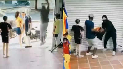 दुकान में घुस आए चोरों को शख्स ने चतुराई से किया कैद, सोशल मीडिया पर वायरल हुआ फुर्ती का वीडियो