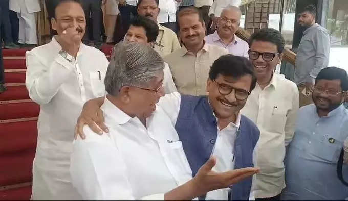 Sanjay Raut: विधान भवनाच्या पायऱ्यांवर संजय राऊत आणि चंद्रकांत पाटलांची भेट