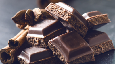 Why You Eat Chocolate: मीठा नहीं, मूड सही करने की दवाई है ये चीज, फायदों से भर जाएगी ब्रेन हेल्थ