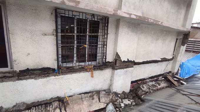 Mumbai News : CSMT प्लॅटफॉर्म ६ जवळच्या इमारतीच्या सज्जाचा काही भाग कोसळला
