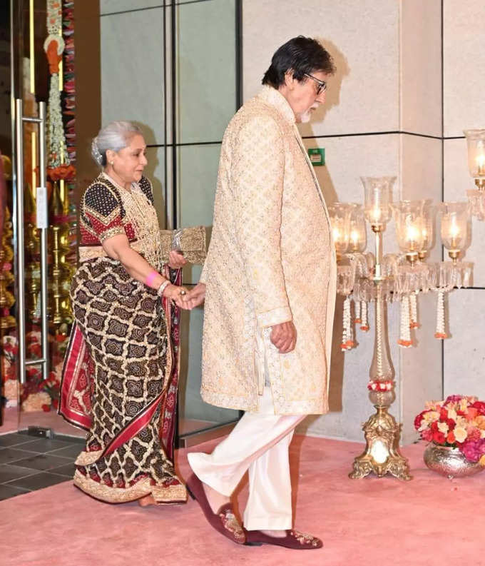 पत्नी जया का हाथ थामे एंट्री करते अमिताभ बच्चन