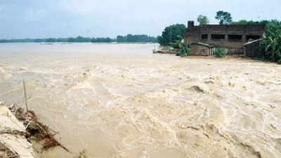 यूपी में खतरे के निशान के ऊपर बह रही नदियां, बाढ़ के कहर से साढे़ 3 लाख लोग प्रभावित