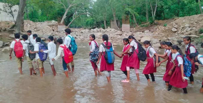 Gadchiroli news: जीव धोक्यात घालून विद्यार्थ्यांना काढावी लागते वाहत्या नदीपात्रातून वाट
