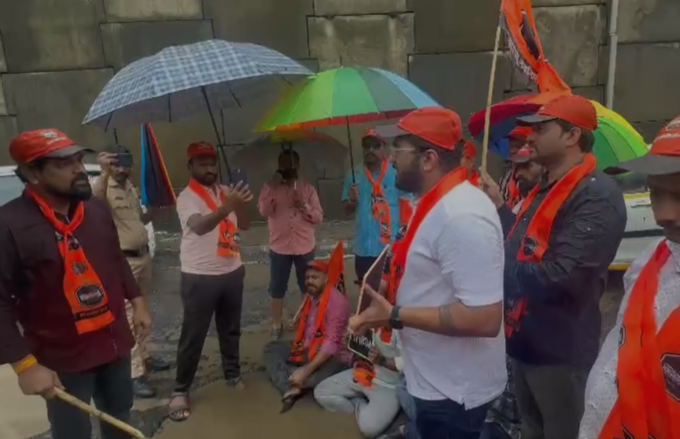 Navi Mumbai: खड्ड्यात बसून मनसेचे पालिकेच्या विरोधात आंदोलन