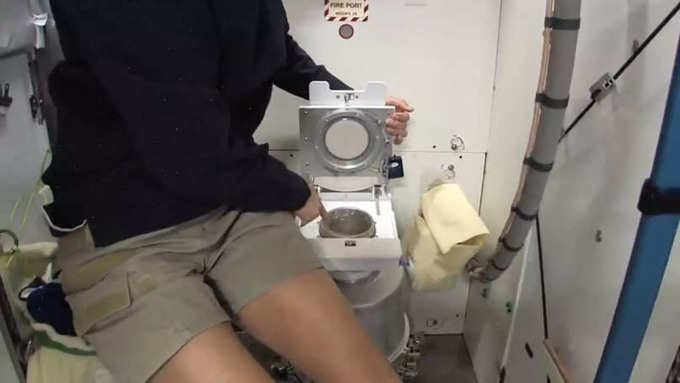 ​स्पेस के स्पेशल टॉयलेट