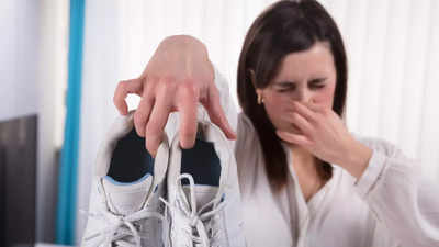 Shoe Odor Remedies: বৃষ্টিতে জুতো-মোজা ভিজে দুর্গন্ধ বের হচ্ছে? সমস্যা দূর করুন ঘরোয়া উপায়ে