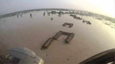 यूपी में 17 जिलों तक फैला बाढ़ का साया, 4 लाख लोग प्रभावित, 97 गांवों का कटा संपर्क