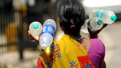 तीन दिन बाद आज बुझेगी द्वारका की प्यास, 100 रुपये में बेची जा रही 20 लीटर वाली पानी की बोतल