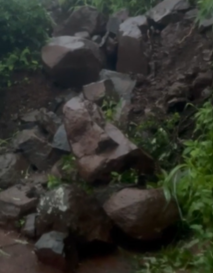 Pune News: सिंहगडावर पायवाट मार्गावर अटकरवाडी येथे दरड कोसळली