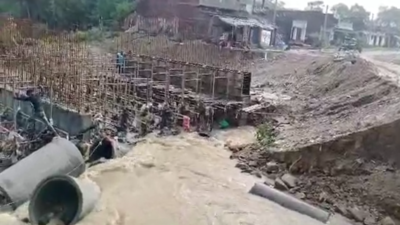 बिहार: अब औरंगाबाद में बह गया पुल, लोग बोले- भ्रष्टाचार ने ले ली जल समाधि