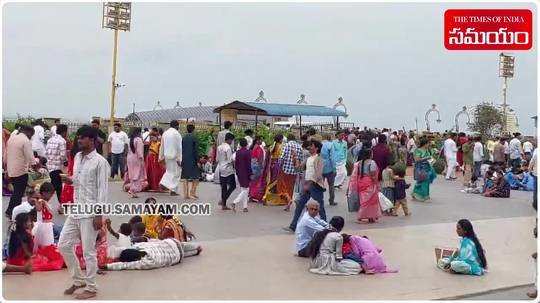 huge crowd of devotees at yadadri temple during sunday