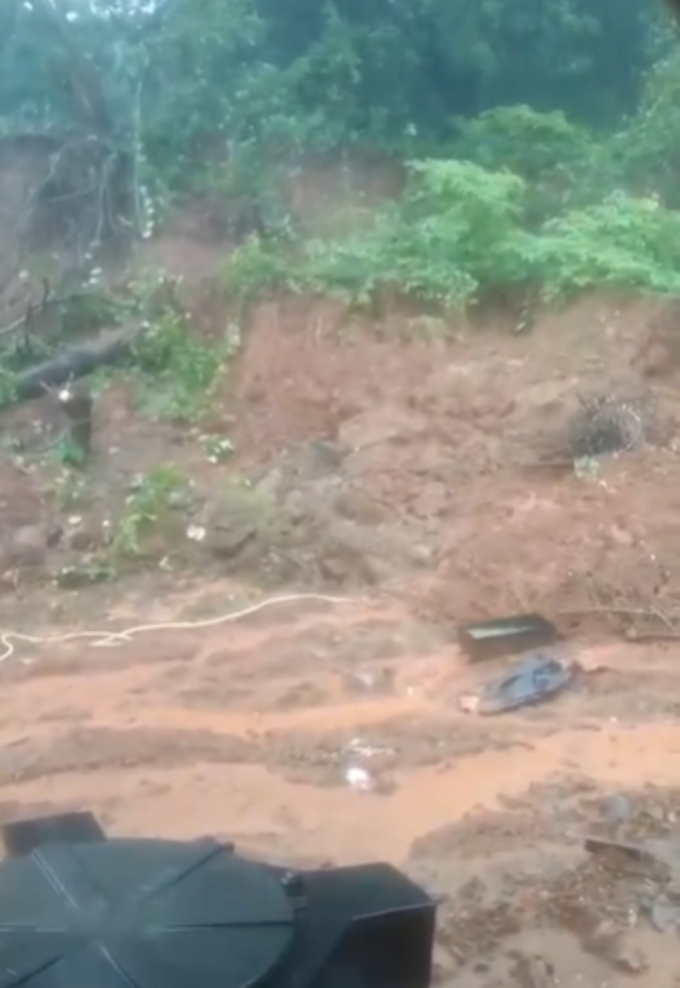 Ratnagiri News: दापोली तालुक्यात साखलोली येथे पावसाचा जोर वाढल्याने डोंगराची माती खाली सरकली
