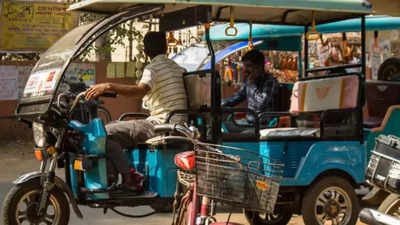 दिल्ली में तो खूब हैं ई-रिक्शा लेकिन चार्जिंग स्टेशन बने सिरदर्द, चालकों का क्यों छलका दर्द?