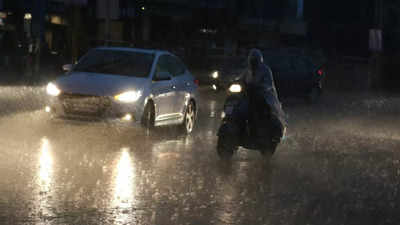 MP Weather: मध्य प्रदेश में हो रही भारी बारिश, तेज हवा के साथ इंदौर- उज्जैन समेत कई जिलों में गिरा पानी, जानें एमपी के मौसम का हाल