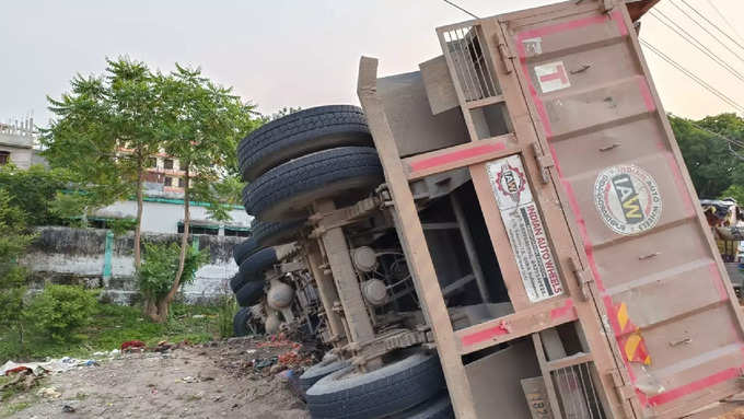 लखनऊ में बीबीडी यूनिवर्सिटी के सामने पलट गई ट्रक
