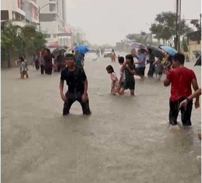 Nagpur Rain: मुसळधार पावसामुळे पूर्व आणि दक्षिण नागपुरात साचले पाणी, लहानग्यांची मौज