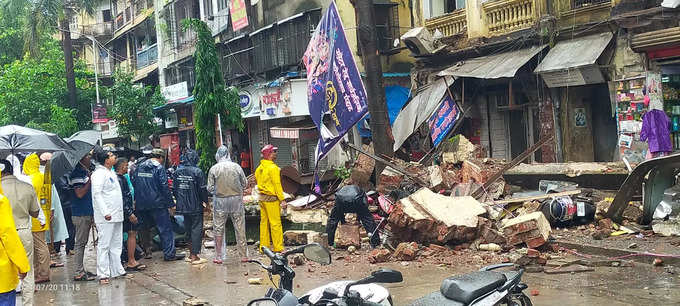 Building Collapse: ग्रांट रोड रेल्वे स्टेशन परिसरातील इमारतीचा भाग कोसळला