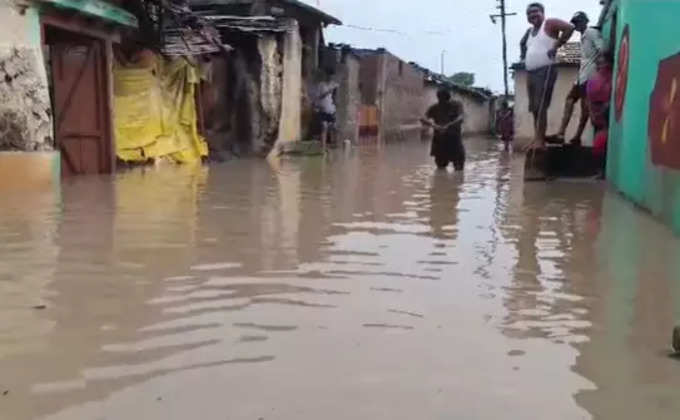 Vardha Rain : वर्धात पावसामुळे अनेक घरांत पाणी शिरलं, पुराच्या पाण्याची पातळी वाढण्याची शक्यता