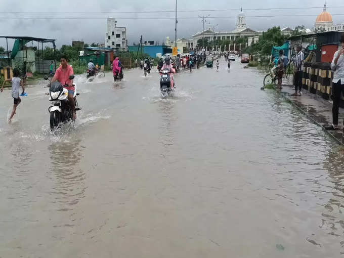 नागपुर : सड़कों पर भरा पानी, बाढ़ जैसे हालात
