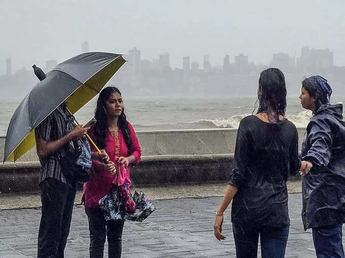 मुंबई : बारिश सड़कों पर जलभराव