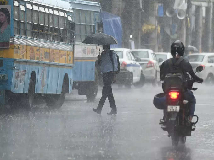 कोलकाता : झमाझम हो रही बारिश