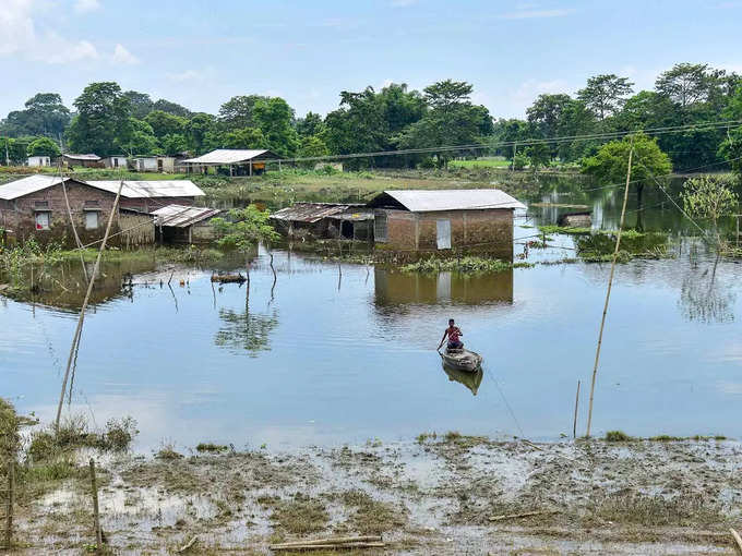 <strong>असम :</strong> बाढ़ में डूबे गांव