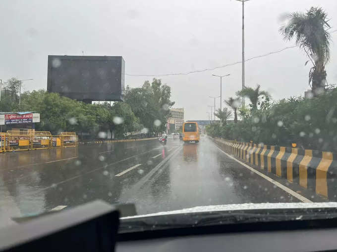 मौसम विभाग ने आज दिल्ली-नोएडा में बारिश की संभावना जताई है।